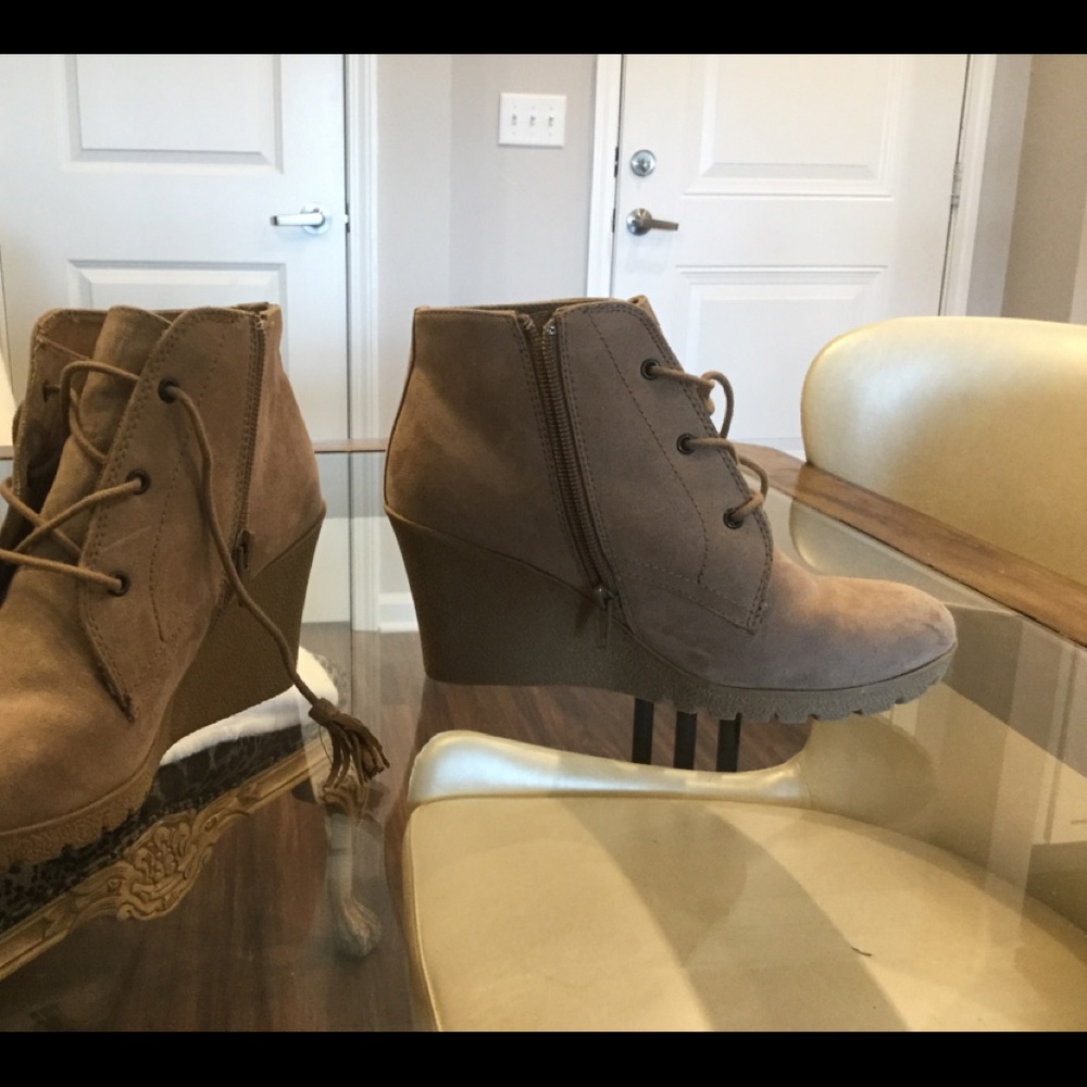 Mia Neutral Wedge Ankle Boot sz 7.5